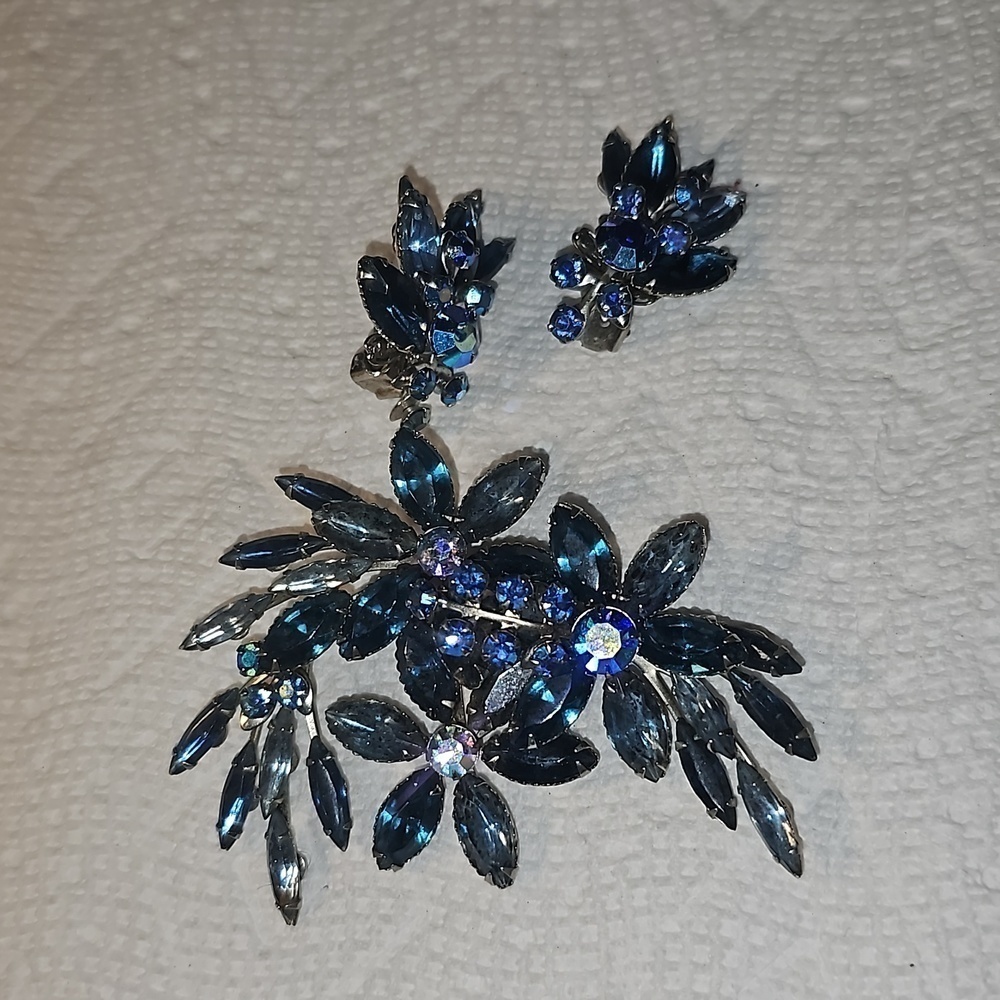 Vintage Beau Jewels Set Brooch And Clip-On Earrings